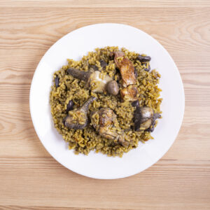 Paella de habas y alcachofas